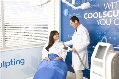 Patient talking to CoolSculpting provider.